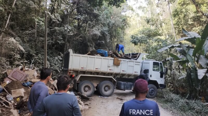 Samae recolhe 35 toneladas de resíduos descartados irregularmente na Estrada Geral da Garuba