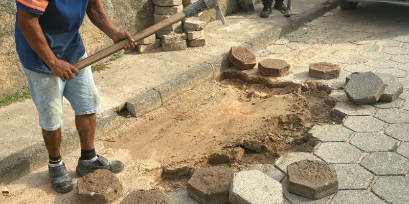 Samae realiza manutenção de calçamento e tapa-buracos em diferentes bairros de Gaspar