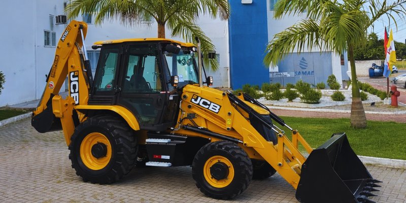 SAMAE investe em nova retroescavadeira para reforçar obras e manutenções no município